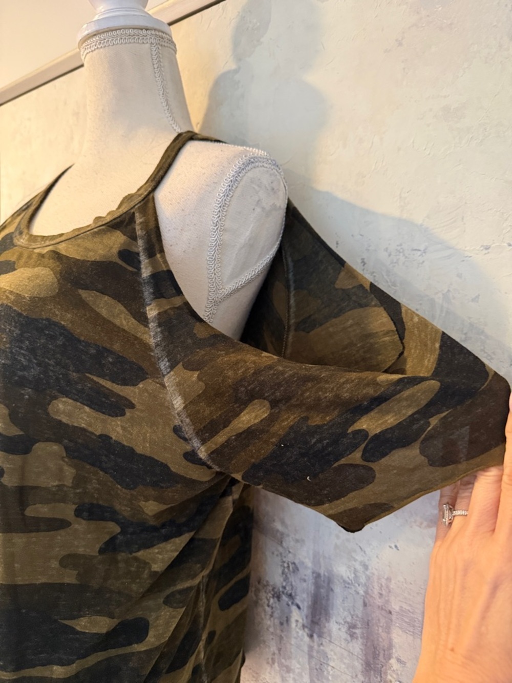 Lucky Brand Camo Cold-Shoulder Tunic Top - Olive & Black size XL - Picture 2 of 5